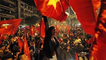 Aficionados de Vietnam celebran un triunfo de su selecci&oacute;n.