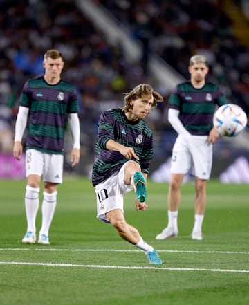 Modric shoots in practice with his left foot, as Kroos and Valverde watch on.