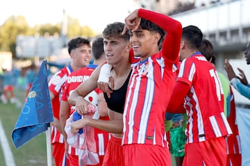 Abde felicita a Niño por su gol al Fuenlabrada.