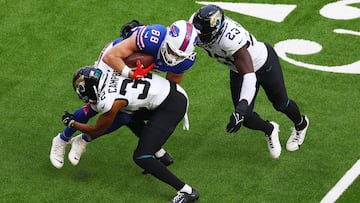American Football - NFL - Jacksonville Jaguars v Buffalo Bills - Tottenham Hotspur Stadium, London, Britain - October 8, 2023 Buffalo Bills' Dawson Knox is tackled by Jacksonville Jaguars' Tyson Campbell REUTERS/Matthew Childs