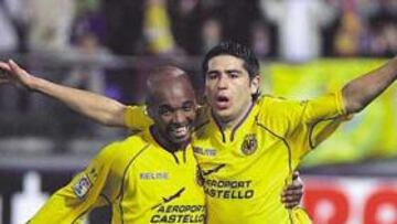 <b>MOMENTO DULCE. </b>Riquelme, flanqueado por Marcos Senna, es la mejor arma del Villarreal.
