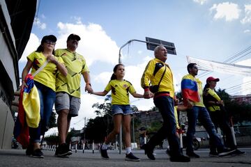 Los hinchas colombianos entregan toda su alegría en forma de apoyo a la Selección Colombia a las afueras del estadio de Sao Paulo, el gigante de Morumbí.