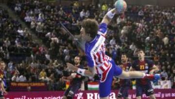 El extremo izquierdo sueco del Atlético de Madrid Jonas Kallman ejecuta un lanzamiento a la portería del Barcelona.
