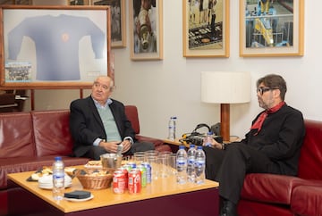 Guerrero-Burgos, a la izquierda, y el director de AS, Vicente Jimnez, a la derecha, durante la visita del primero al diario este jueves. 

