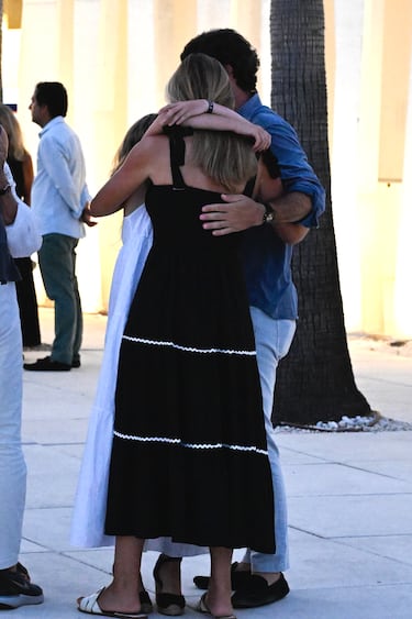 Carla Goyanes Lapique, hermana de Caritina, y Antonio Matos, marido de Caritina, se abrazan a su llegada al tanatorio de en San Pedro Alcántara.