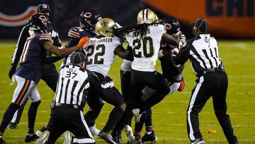 El receptor de tercer año agredió al defensivo de los Saints, lo que provocó un connato de bronca en el emparrillado del Soldier Field.