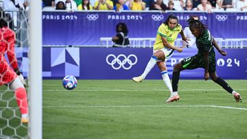 Marta chuta a portería en el partido ante Nigeria en la fase de grupos.