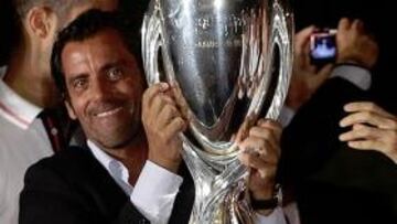 <b>EL TÍTULO. </b>Quique, con la Supercopa de Europa.