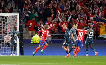 Griezmann festeja su gol ante el jolgorio de los aficionados rojiblancos en la grada.