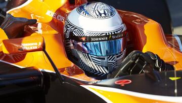 GRA378. MONTMELÓ (BARCELONA), 27/02/2017.- El piloto español de McLaren, Fernando Alonso, durante la primera sesión de entrenamientos libres en el circuito de Montmeló. EFE/Alejandro García casco
