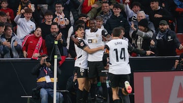 VALENCIA, 08/03/2025.-El centrocampista del Valencia Diego López (i), celebra su gol contra el Valladolid durante el partido de la jornada 27 de LaLiga EASports, este sábado en el estadio de Mestalla en Valencia.-EFE/ Manuel Bruque