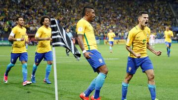 Coutinho, Paulinho, Marcelo y Neymar celebran un gol de la victoria frente a Paraguay