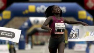 Florence Kiplagat batió su propio récord mundial el año pasado en Barcelona.