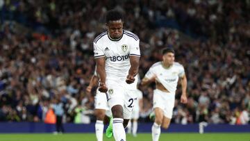 Luis Sinisterra celebrando su primer gol en Prmeier League con Leeds United ante Everton.