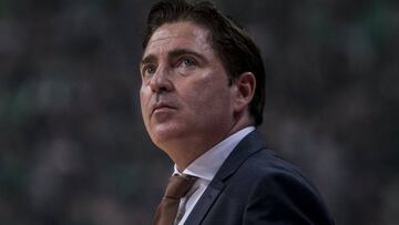 PAN01. ATENAS (GRECIA), 17/04/2018. El entrenador de Panathinaikos Superfoods, Xavi Pascual, reacciona durante un partido de baloncesto de la Euroliga entre el Panathinaikos Superfoods y el Real Madrid hoy, martes 17 de abril de 2018, en el Olympic Indoor Hall de Atenas (Grecia). EFE/PANAGIOTIS MOSCHANDREOU