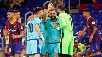 Usín celebra uno de sus goles en la final ante el Barça.