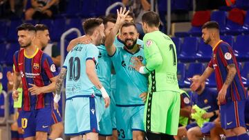 Us&iacute;n celebra uno de sus goles en la final ante el Bar&ccedil;a.