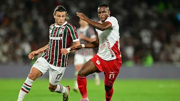 Fluminense's Uruguayan midfielder #17 Agustin Canobbio and America de Cali's forward #17 Jan Lucumi fight for the ball during the Copa Sudamericana round of 16 second leg football match between Brazil's Fluminense and Colombia's America de Cali at the Maracana Stadium in Rio de Janeiro, Brazil on August 19, 2025. (Photo by Pablo PORCIUNCULA / AFP)