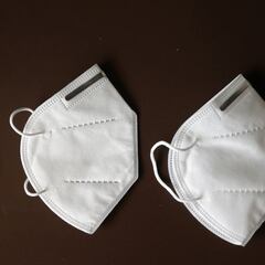 Los motivos por los que no se deben cruzar las gomas de la mascarilla