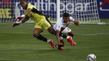 Futbol, Curico Unido vs Colo Colo.
 Fecha 32, campeonato nacional 2021.
 El jugador de Colo Colo Omar Carabali, izquierda, disputa el bal&Atilde;&sup3;n contra Adrian Sanchez de Curico Unido durante el partido de primera division realizado en el estadio L