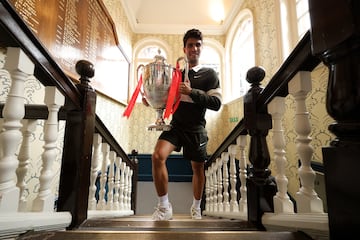 El espa?ol Carlos Alcaraz sube las escaleras de la casa club con el Trofeo de Campe¨®n del Campeonato HSBC 2025.