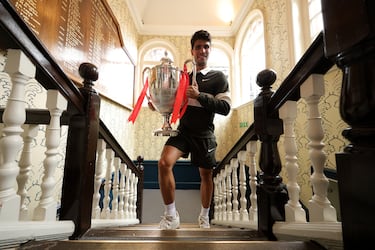 El español Carlos Alcaraz sube las escaleras de la casa club con el Trofeo de Campeón del Campeonato HSBC 2025. 