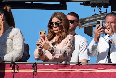 Raquel Bollo y David Rodríguez en un balcón para ver las procesiones de Semana Santa.