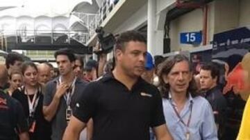 <b>UN GRANDE. </b>Ronaldo, en el 'paddock' de Interlagos.