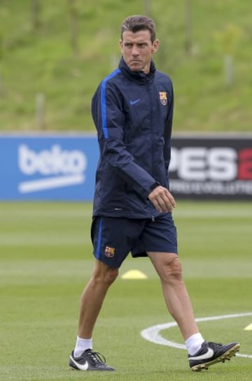 Actualmente es el segundo entrenador del FC Barcelona.