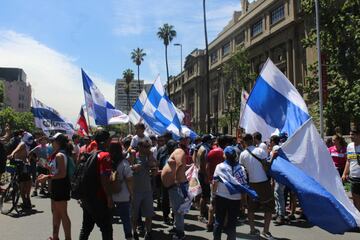 Hinchas de distintos clubes llegaron hasta Plaza Italia para ser parte de la manifestación más masiva. Hasta los archirrivales se tomaron fotografías juntos.