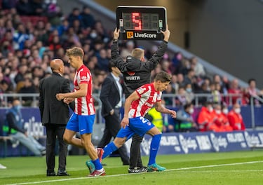 El delantero, tercer hijo del técnico, convenció a todos gracias a sus 25 goles con el Atlético B y debutó en el partido contra el Granada, el 20 de abril de 2022. Tras hacer la siguiente pretemporada, se marchó cedido primero al Real Zaragoza en Segunda y al año siguiente al Alavés, recién ascendido a Primera. En 2024 se quedó en la plantilla del primer equipo rojiblanco y se ganó un puesto de titular de atacante por banda derecha. Es titular indiscutible en el equipo y recientemente renovó su contrato hasta 2030, con la idea de que sea fundamental en el equipo durante las próximas temporadas. Además debutó con la Selección Absoluta de Argentina el 11 de noviembre de 2024 ante Perú.
