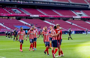 Los jugadores celebran el 4-0 de Llorente.