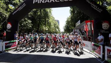 GRAFCAV7664. PAMPLONA, 24/07/2020.- Imagen de la salida este viernes en la capital navarra de la segunda etapa de la "Clasica Féminas de Navarra", de 122,9 km que se disputa entre Pamplona-Pamplona y que reúne a las mejores ciclistas internacionales. EFE/ Villar López