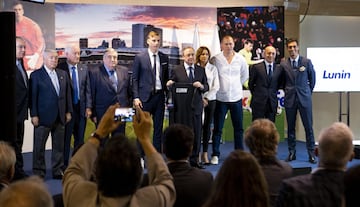 El joven portero ucraniano de 19 años ha sido presentado en el Santiago Bernabéu de la mano de Florentino Pérez y acompañado de su familia.