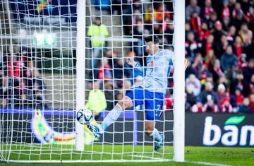 El árbitro Tobias Stieler, tras revisar la jugada en el VAR, anula el gol de Álvaro Morata por fuera de juego. El delantero toca el balón tras un desvío previo del defensa noruego, Stefan Stradberg.