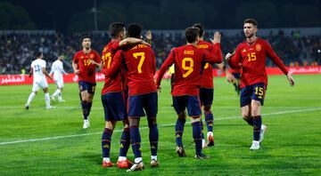 El delantero español, Ansu Fati, celebra con sus compañeros el 0-1 para la selección española.  

