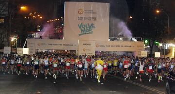 Miles de corredores despiden el año en Madrid en la 50 edición de la San Silvestre Vallecana.