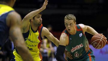 Ludde Hakanson penetra ante Vojdan Stojanovski.