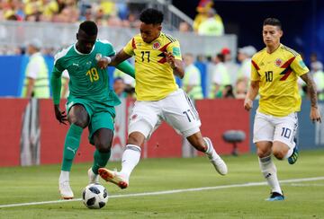 Mojica disputa el balón con el jugador de Senegal M'Baye Niang durante el partido Senegal-Colombia, del Grupo H del Mundial de Fútbol de Rusia 2018, en el Samara Arena de Samara, Rusia, hoy 28 de junio de 2018