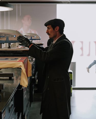 Personajes inspirados en la película 'Peaky Blinders: El hombre inmortal' en los alrededores del estadio Metropolitano.