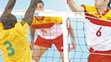 <b>GRAN TRIUNFO.</B> Israel Rodríguez intenta el remate.