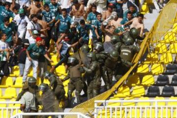 En febrero del 2014, hinchas de Santiago Wanderers se enfrentan a carabineros durante el partido de primera division contra la U en el Lucio Fariña de Quillota.
