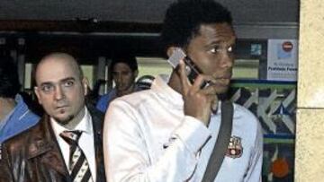 <b>ETOO JUEGA HOY, EL SÁBADO QUIZÁ NO.</b> Samuel Etoo aterrizó ayer con el resto de sus compañeros en Sevilla y jugará esta noche en el Sánchez Pizjuán. Lo que ya no es seguro es que lo pueda hacer el sábado frente al Murcia, según confirmó en Punto Radio Otto Pfister, seleccionador de Camerún: �Etoo debe incorporarse tras el partido de Copa. Ese fue el acuerdo�.