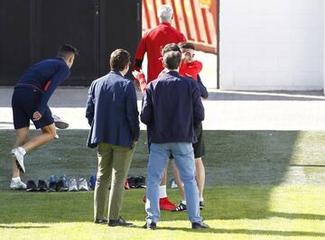 Marcelino abraza a Ferran Torres.