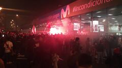 Cientos de aficionados reciben a Perú en su llegada a Lima