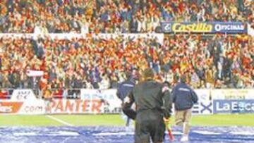 <b>TARJETAS ROJAS. </b>Es la nueva forma en que la grada castiga a los árbitros.