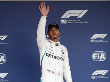 El piloto británico de Mercedes, Lewis Hamilton, celebrado en el podio la pole conseguida en el Gran Premio de Japón. 