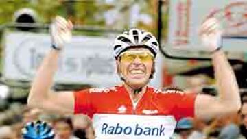 <b>EL OTRO RABOBANK. </b>Erik Dekker, el compañero de Freire, celebra su triunfo en la París-Tours mientras el cántabro entró en tercer lugar.