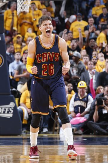 26. Kyle Korver (36 años y 2,01). Tirador letal y de raza, fue un refuerzo de auténtico lujo para los Clelveland Cavaliers. El alero es capital en la segunda unidad. A sus 36 años y con 15 temporadas a su espalda, puede estar ante su última oportunidad para conquistar un anillo.