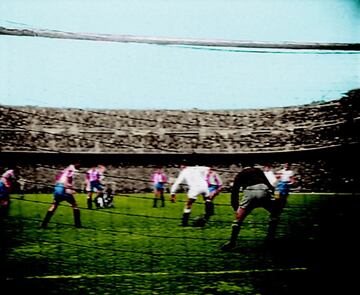El 28 de febrero de 1954, el Madrid caminaba hacia la consecución del título tras 21 años de sequía. El marcador señala un preocupante empate para los blancos, cuando Di Stéfano desvía con el tacón un disparo de Atienza. Es el tanto de la victoria madridista, aunque, para los rojiblancos, el argentino estaba en fuera de juego. No obstante, su genialidad quedó para la eternidad. Fue un gol de “taquito”, como le gustaba decir al propio Di Stéfano, que quedó para la eternidad. Es más, La Saeta siempre dijo que de ningún gol le habían hablado tanto como de ése. Fue un gol de espaldas a la portería, el disparo-centro-chut de Atienza se quedó franco y Di Stéfano desviaba el balón de sentido ante un Menéndez (portero rojiblanco) que se quedó sorprendido. Quizá en ese giro de sentido comenzaba un nuevo camino para el Madrid. Un giro de tobillo que edificó un equipo que ganaría cinco Copas de Europa de manera consecutiva. Aunque la afición rojiblanca siga viendo fuera de juego en la posición de Di Stéfano.